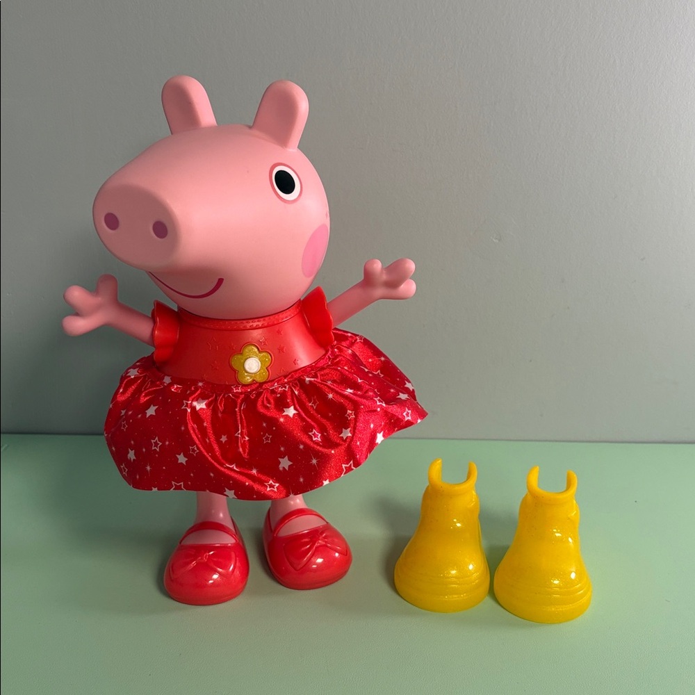 Peppa Pig Peppa's Muddy Puddles Party Singing and Dancing Doll French Edition